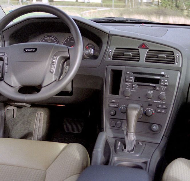 Testvinner: Volvo V70 (2005) er rikelig utstyrt med knapper. Foto: Patrik Nylin/Wikimedia commons