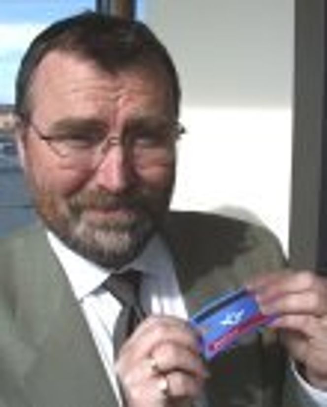 Johan Asplund med kortdatamaskinen.