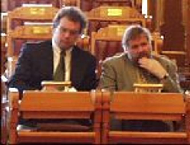 Statsrådene Lars Sponheim og Jon Lilletun, under under IT-debatten i Stortinget 21. april 1998.