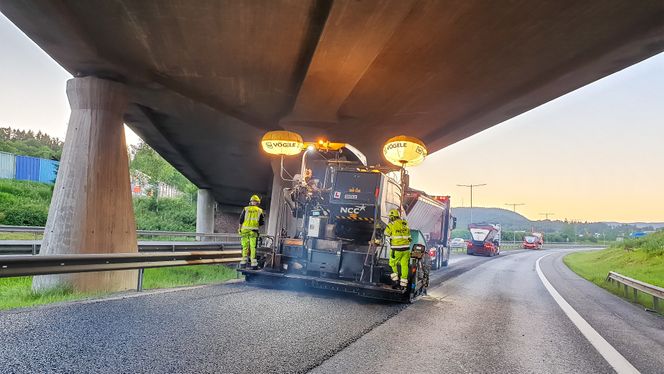 Alle de fire feltene på E18-strekningen ble asfaltert med et dekke på ca 2,6 cm. Foto:  NCC