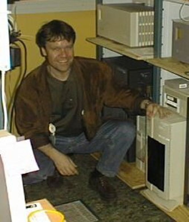 Pål Leveraas, gründer av digi.no, foran serveren digi.no kjøres fra. Foto: Digi.no