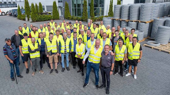 Rundt 70 medarbeidere fra Afinitas på besøk hos Loe Rørprodukter i Hokksund. Foto: Jørn Søderholm, Praktisk Talt AS