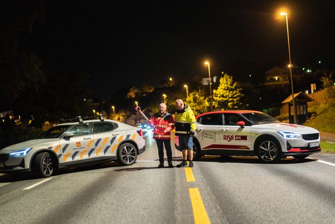 Vegvesenets prosjektleder Tor Skårland overrekker Risa AS' prosjektleder Einar Skavland en symbolsk gave: En spade. Foto:  Daniel Skavland, Risa AS