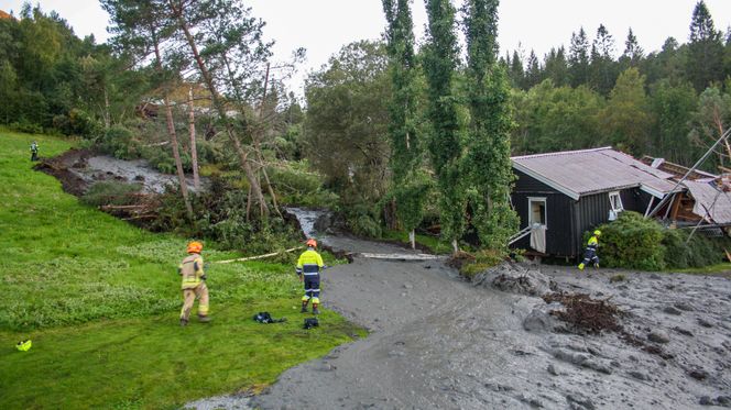 En kvinne i 80-årene døde i raset. Eksperter jobber nå med å avklare om det er fare for flere ras. Foto:  Kåre Hendset, NTB