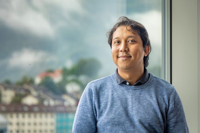 Ibrahim Umar fremhever det tette samarbeidet i og på tvers av team som en av grunnene til at han trives så godt i DNB. Foto: TUM Studio