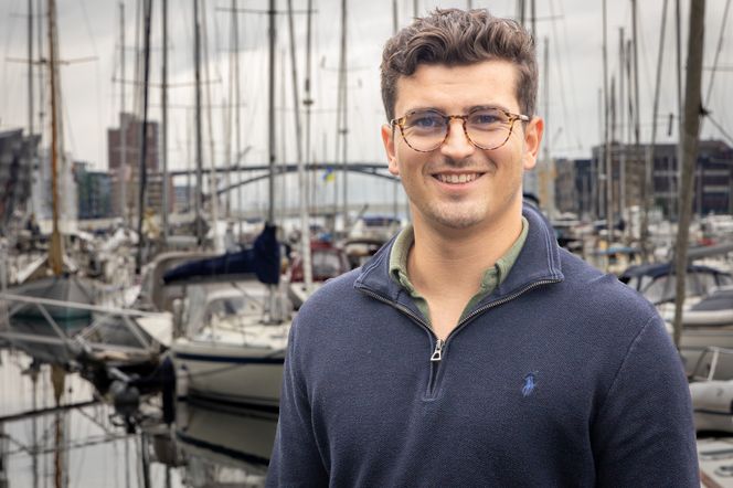 Ole-Michael Ekornrud ved båthavna utenfor DNB i Solheimsviken. Her kan de som har anledning ta egen farkost til jobb, bybanen går også like ved. Foto: TUM Studio