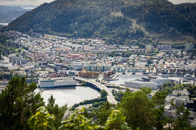 I Solheimsviken, til høyre for broen midt i bildet, ligger DNBs base i Bergen. Blant de rundt 1500 ansatte er ca. 200 IT-medarbeidere. Foto: TUM Studio