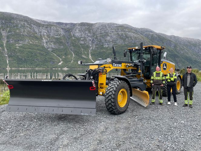 John Deere'n har kommet "hjem", omkranset av Mosjøens karateristiske fjell.