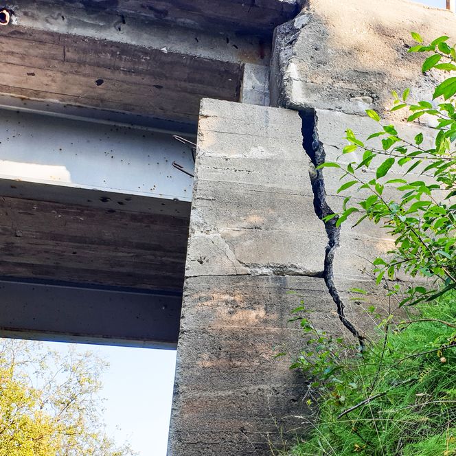 Det er rapportert om bevegelse i landkar når tyngre kjøretøy kjører over brua, noe som bidrar til sprekkeutvidelsen, skriver Statens vegvesen i reguleringsplanen. Foto:  Frank Josefsen