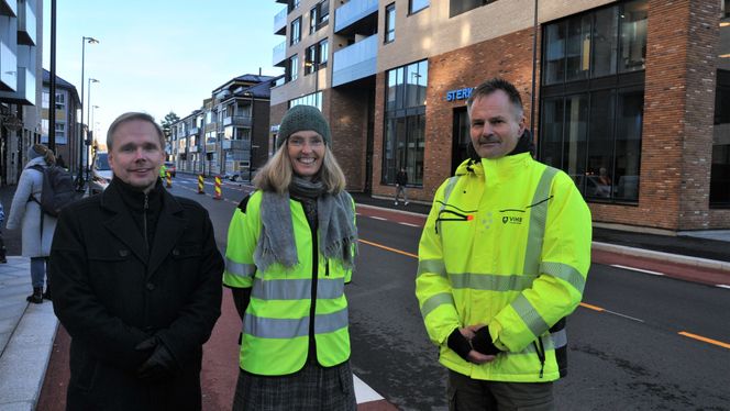 Avdelingsleder for miljøteknikk i Lillestrøm kommune, Steffan Lehn-Hermandsen, prosjektleder Birgitte Rodum og byggeleder Jan-Erik Olstad, begge fra Viken fylkeskommune. Foto:   Jarle Skoglund
