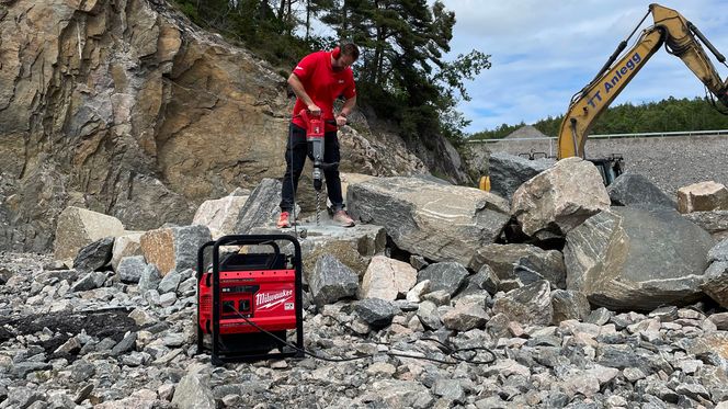 Her demonstrerer MILWAUKEE®️ strømforsyningen med en kraftig borhammer. 28 mm hull i stein går lekende lett med rett verktøy. Foto: Kristoffer Løvli