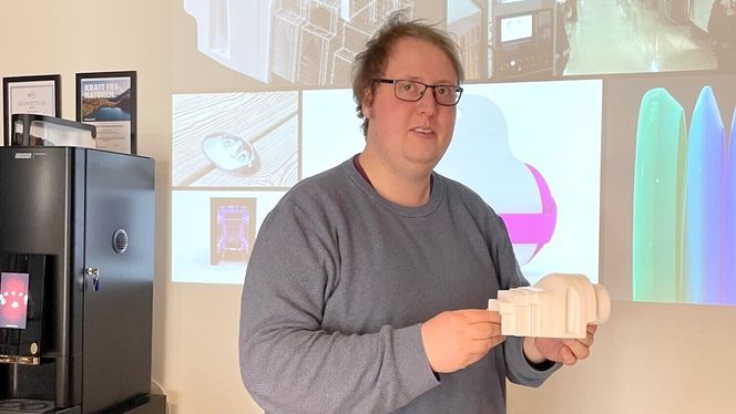 Mezonic er spesialister på alt fra konseptutvikling, via industridesign og prototyping til serieproduksjon. Her er Lars Oddvar Nikolaisen med prototype av produkt for Grøntklima. Foto: &nbsp;Mezonic