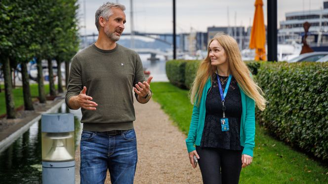 Sigbjørn Hovland og Jeanette Systad ved DNB-kontoret i Solheimsviken i Bergen. Foto: TUM Studio