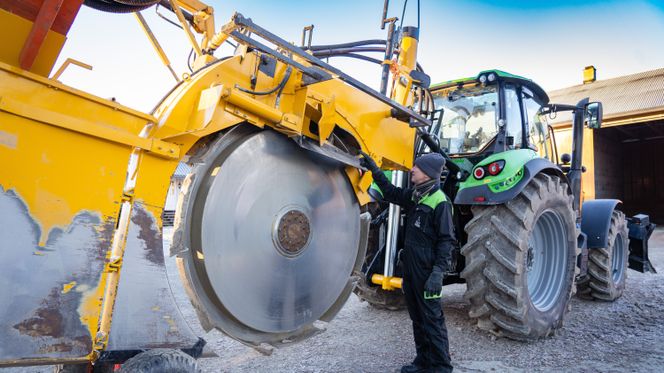 – Etter at vi tok over produksjonen har vi videreutviklet maskinen og endret ganske mye, sier maskinbygger Trond Grosås i Fetsund Maskin. Foto: TUM Studio