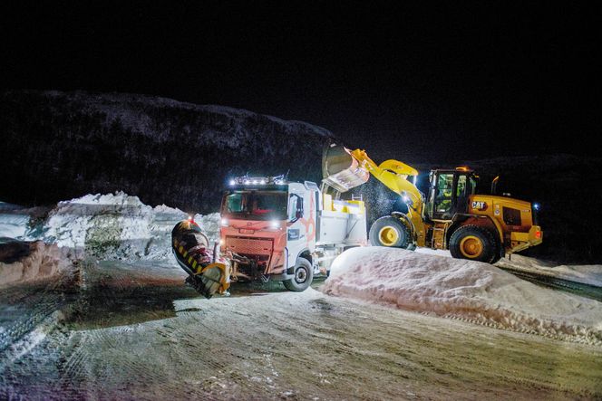 Det lastes opp med strøsand i Gullkista Pukkverk. Jonas får med seg 27 tonn på bil og henger – en dråpe i det store vinterhavet Foto:  Erik Jenssen