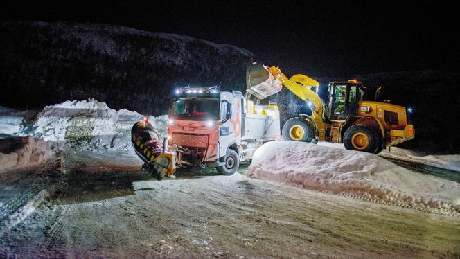 Det lastes opp med strøsand i Gullkista Pukkverk. Jonas får med seg 27 tonn på bil og henger – en dråpe i det store vinterhavet Foto:  Erik Jenssen