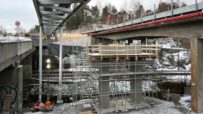 De to søylene som skal bære nye Bryn bru over Alnaelva og Hovedbanen har reist seg de siste månedene. Foto: Sporveien AS