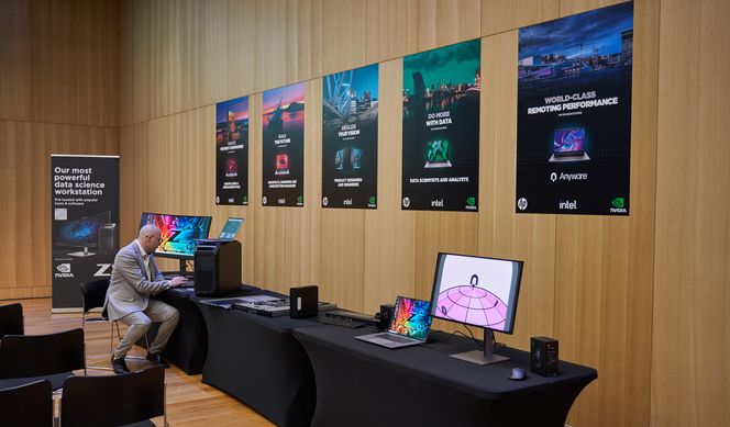 Albert Bruhner demonstrerer installasjon av HP Data Science Stack Manager på et HP Workstation-arrangement i Oslo. Foto:  HP