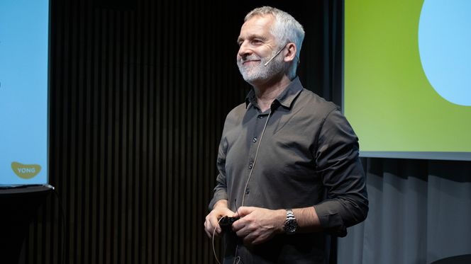 – Hvis de jobber ni til fem, så er det ni til fem. Det er ikke ni til kvart over fem, sier Amund Fjeldstad, partner og daglig leder i Yong, om arbeidsvanene til arbeidslivets aller yngste. Fra scenen på Oslo-hotellet The Hub, foran Capgeminis unge traineer, snakker han om viktigheten av å tørre å stille spørsmål. Foto:  Tia Karlsen