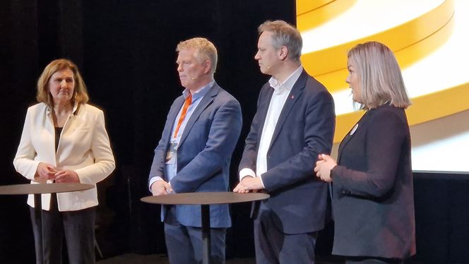 Paneldebatt om innholdet i den ferske Menon-rapporten. Fra venstre vegdirektør Ingrid Dahl Hovland, professor Ola Grytten fra Norges Handelshøyskole, samferdselsminister Jon-Ivar Nygård og ordfører i Steigen kommune, Aase refsnes. Foto:  Jarle Skoglund