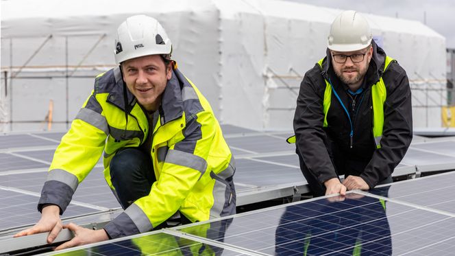 Holder det med en klemme og en skinne i hver ende av panelet, eller trengs det en tredje skinne? Det er spørsmål som Ulrik Rør og Carl Christian Strømberg i Solcellespesialisten må besvare før de leverer anlegg på flate tak. Foto: TUM Studio