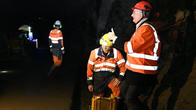 Skytebas Eivind Lien i Skanska og Bokn-ordfører Osmund Våga fyrte første salven i hovedløpene i Rogfast-tunnelen Foto: Statens vegvesen