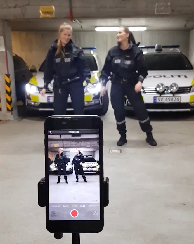 Politiets nettpatrulje Vest viser hvordan de bruker Tiktok i et innlegg på Facebook i oktober 2021. Skjermbilde:  Politiets nettpatrulje vest.