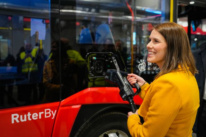 Byråd for miljø og samferdsel Sirin Stav under markeringen av oppstart for Indre by-kontrakter, nye busser for miljøvennlig busstilbud og nytt bussanlegg for Oslo Foto: Beate Oma Dahle/NTB