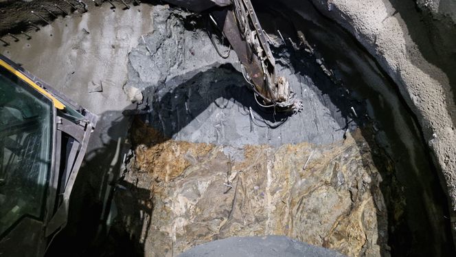 Sikret område: Langs tunnelens profil (vegg og tak) synes rekken av lange stålrør som er boret og støpt inn i tunnelens lengderetning. Foto: Marte Eik Skrede, Statens vegvesen