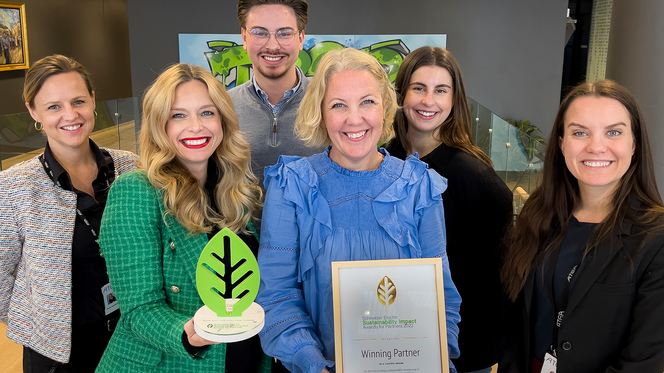 <p><span>Fra venstre: Hanne Zakariassen, Nelly Flatland, Theodor Gjelsten fra Atea, Astri Grov og Camilla Pedersen fra Schneider Electric, og Elisabeth Nissen Eide, </span><span>Head of Sustainability & Compliance i Atea. Foto: Schneider Electric.</span></p>