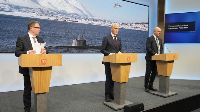 Forsvarsministeren, statsministeren og finansministeren la frem mål om at to prosent av BNP skal brukes på forsvar i 2026. Det skal gjøres gjennom en gradvis opptrapping av forsvarsbudsjettet de kommende årene. Foto:  Beate Oma Dahle/NTB