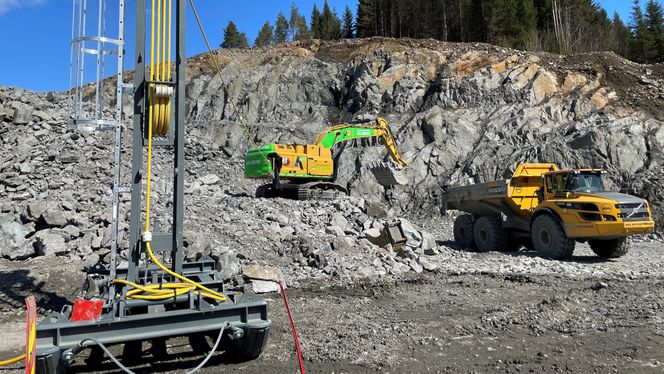 Gravemaskinen er koblet til strøm når den er i drift. Kabeltårn til venstre i bildet. Foto: Marit Krekvik/ Statens vegvesen
