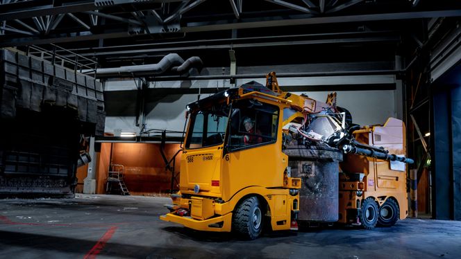 En MTV-07 i støyperiet på Hydro Husnes. Planen er at tappevogner som transporterer flytende aluminium fra elektrolysehallen til støperiet også skal elektrifiseres. Foto: HMR Hydeq