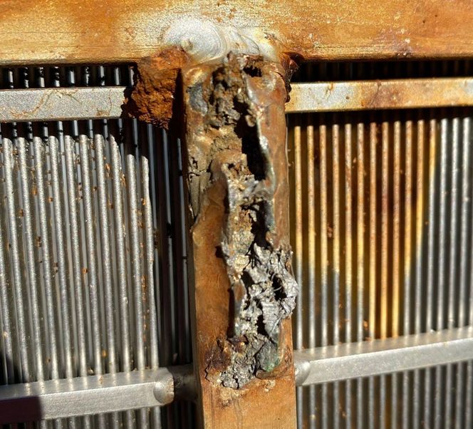 Eksempel på korrosjon i et sjøvannfilter av AISI 316 etter ett år i sjøvann.   Foto:  Roy Johnsen