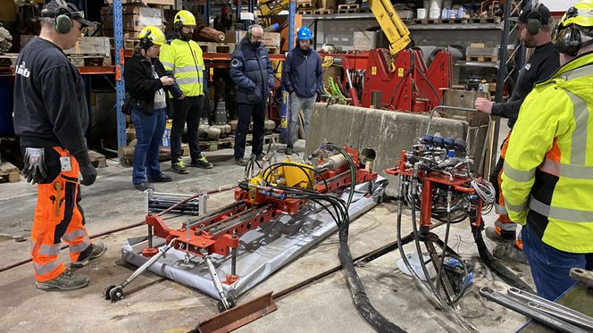 Riggen borer seg ut fra kjellerrom til et påkoblingspunkt i kum ute i gata, og trekker deretter inn et nytt vannrør til huset. Alt i løpet av bare noen timer. Foto: Olimb Anlegg