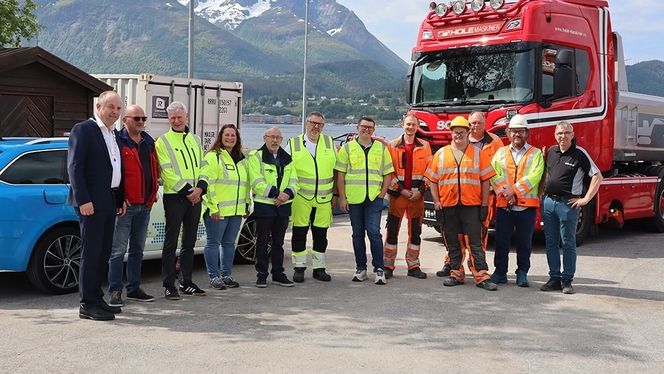 Mannskaer fra Sykkylven kommune, Møre og Romsdal fylkeskommune og Hole maskin har samarbeidET om rundkJØRINGEN. Foto: Møre og Romsdal fylkeskommune