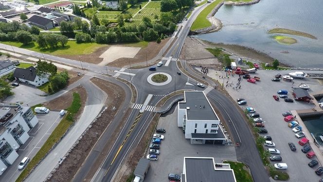 Flere veier og gangveier har fått en oppgradering ui forbindelse med ombyggingen av rundkjøringen. Foto: Møre og Romsdal fylkeskommune