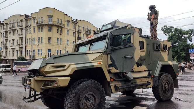 En Wagner-soldat står på et pansret kjøretøy i Rostov-na-Donu, millionbyen sør i Russland som leiesoldatene skal ha erobret tidlig lørdag. Foto: AP / NTB