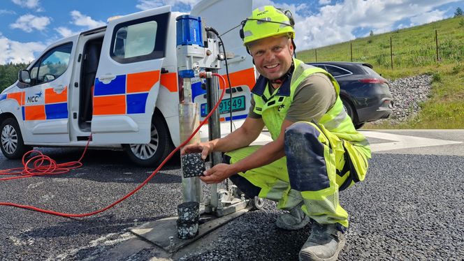 Alt må dokumenteres, og her er det laboratoriesjef Roy Heia som tar boreprøver av det nye dekket. Disse tas så til laboratoriet, hvor hulrommet i asfalten måles. Det skal ligge på mellom 2,5 og 5 prosent. Foto:  Jarle Skoglund
