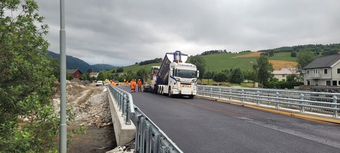 Natt til onsdag ble Ya bru asfaltert. Onsdag kveld åpnet brua på riksvei 3 i Østerdalen for trafikk. Foto:  Statens vegvesen