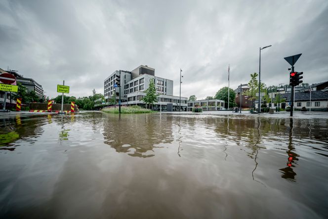 Oversvømmelse foran kommunehuset i Gjøvik sentrum som følge av det kraftige regn.  Foto:  Stian Lysberg Solum/NTB