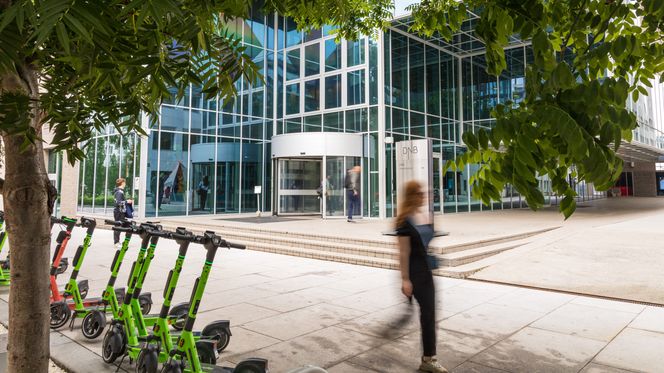 Mange av utviklerne som jobber med dataplattformen sitter på DNBs hovedkontor i Bjørvika, men DNB har også tech-miljø i Bergen, og er i ferd med å etablere et tech-miljø i Trondheim. Foto: TUM Studio
