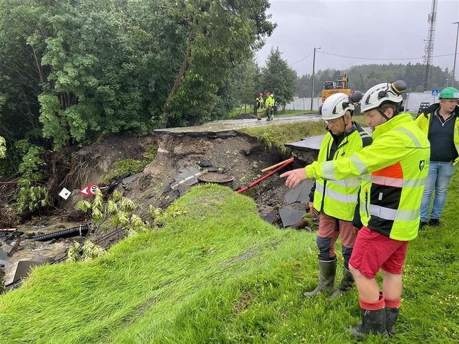 Deler av fylkesvei 245 raste ut i Randsfjorden under uværet Hans. Byggeleder Halvard Nyland viser Olav Skinnes (Sp), fylkesråd for samferdsel, skadene. Foto:  Jan Ivar Bøe, Viken fylkeskommune
