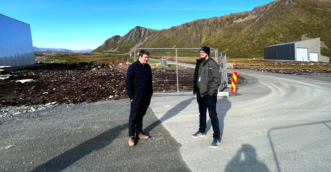  COO Josef Fleischmann og Lead Engineer Jonas Mentz ved det som snart er en romhavn for satelitter.