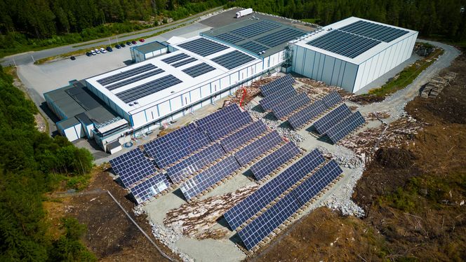 Det bakkemonterte anlegget består av bifacial-paneler vinklet 35 grader mot sør. Foto: Glacio