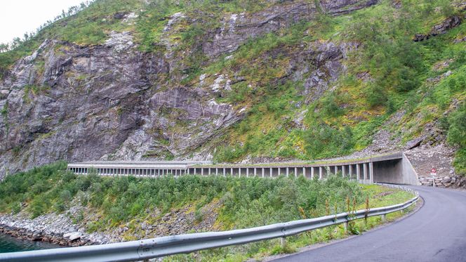 Første del av rassikringen i Svartholla ble gjort i 1996, men de siste 100 metrene ble utsatt inntil nå. Det siste skredbygget ses til venstre i bildet. Foto:  Erik Jenssen