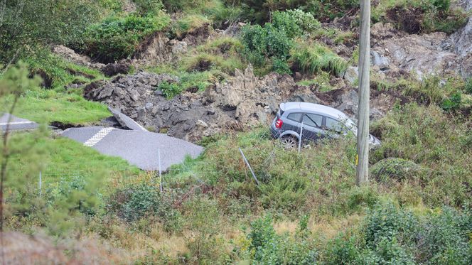Flere kjøretøy, inkludert en buss, er rammet. Tre personer er skadd, men ikke alvorlig, ifølge politiet. Foto: Adam Ihse/TT/NTB