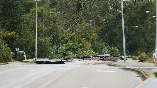 Ifølge Aftonbladet ble hullet ved 3-tiden anslått å være opp mot 250 meter i diameter. Det kan også ha gått ras andre steder på veistrekningen Foto: Adam Ihse/TT/NTB