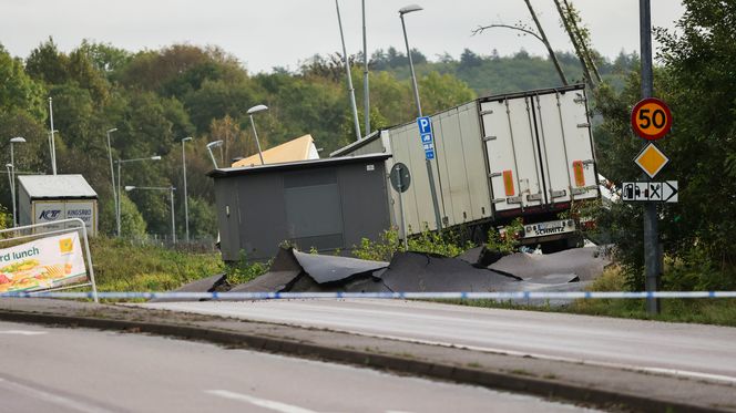 Veien er helt stengt i begge retninger og vil være det i lang tid, sier Lidia Bradaric, alarm- og kontrolloperatør ved redningstjenesten i Stor-Göteborg til TT lørdag morgen. Foto: Adam Ihse/TT/NTB