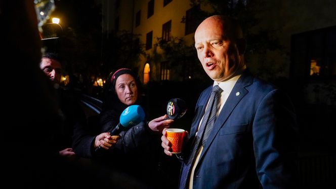 Finansminister Trygve Slagsvold Vedum møtte pressen utenfor statsrådsboligen på Gimle i Oslo fredag morgen. Foto: Terje Pedersen